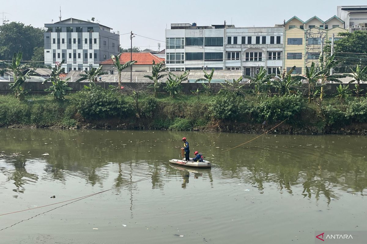 Korban tenggelam di Banjir Kanal Barat Jakbar ditemukan meninggal dunia