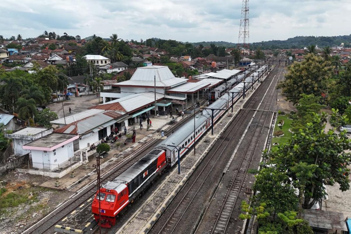Kagantungan Massa kana Rel Sumatra: Lonjakan Panumpang KA di Tengah Kurangna Alternatif Transportasi