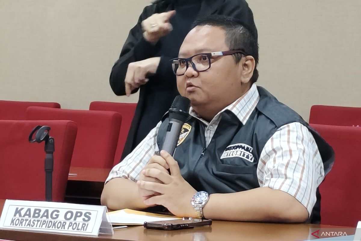 <p>Polri wis nglantarake telung kasus korupsi gedhe marang Kejagung, lan Febrie Adriansyah dadi sorotan utama ing proses penyidikan.</p>