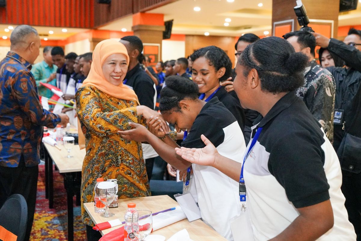 Gubernur Jawa Timur Ngelakake Guru Bimbing 152 Anak saka Papua: Janji Generasi Unggul utawa Gerakan Politik?