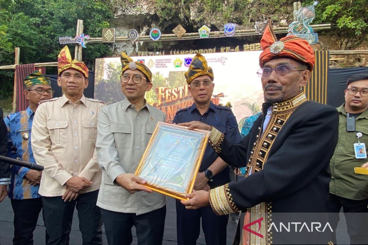 <h2>Menteri Kabudayaan, Fadli Zon, Nampi Gelar Adat Muna—Naha Ieu Panghargaan Budaya Nu Sajati atawa Simbolik Pulitik?</h2>