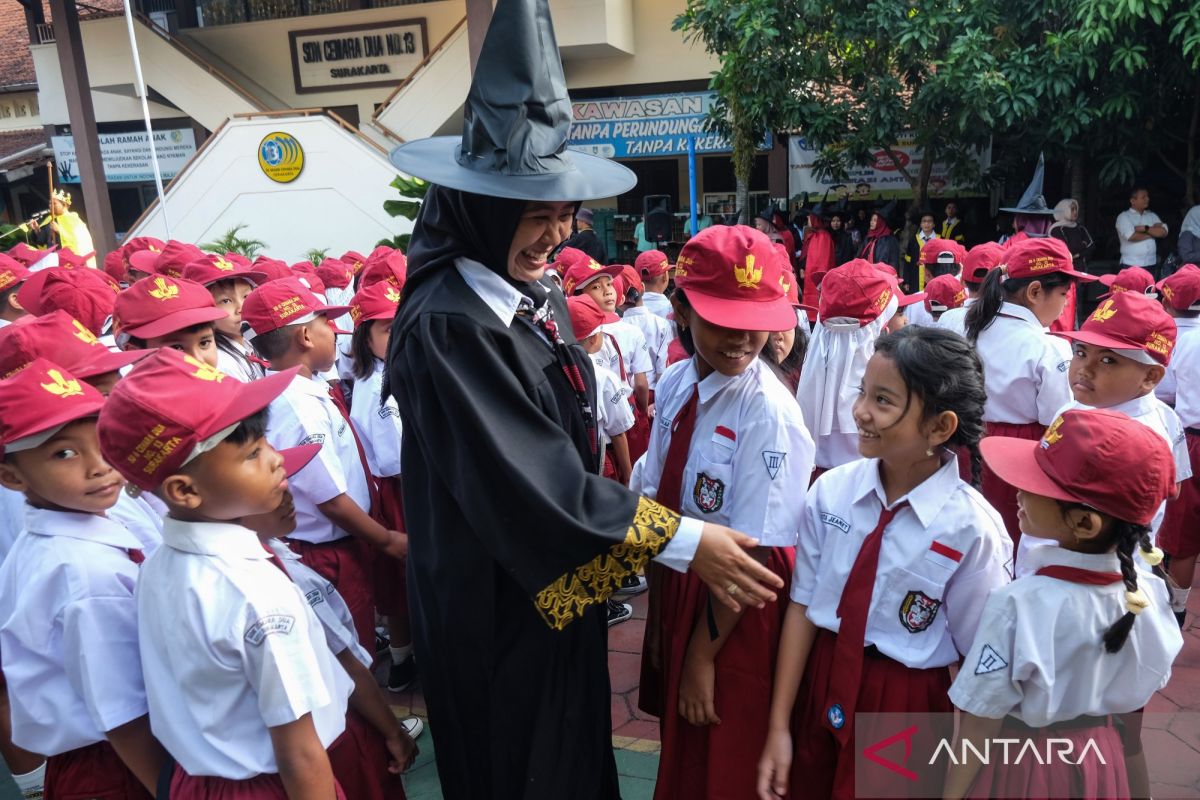 Hari Pertama Sekolah 2026: Dari Kostum Harry Potter hingga Gerak Ayah, Potret Pendidikan Indonesia yang Masih Paradoks?