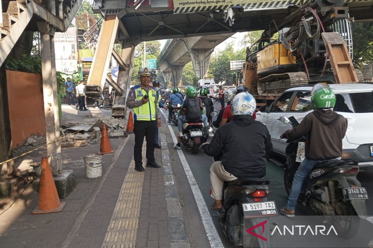 JPO Tendean Nyaris Roboh Dihantam Truk Alat Berat: Kelalaian Fatal yang Mengancam Nyawa Warga Jakarta