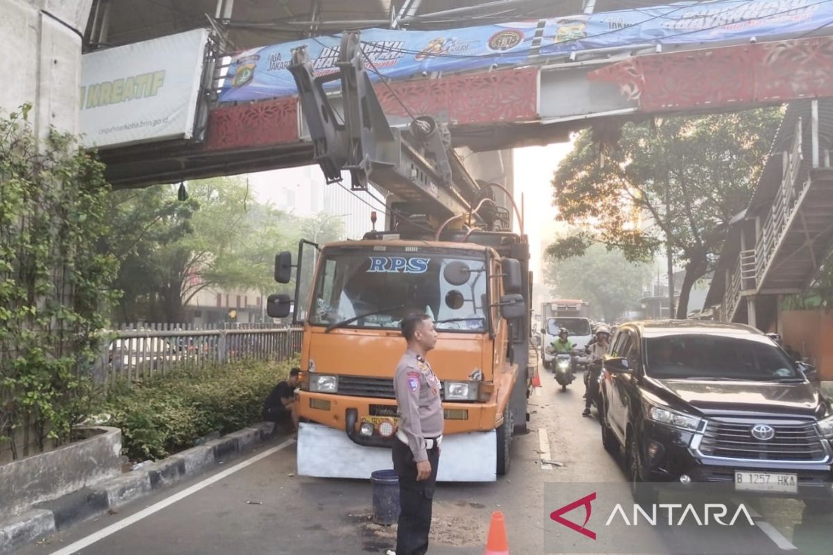 Kepanikan Lalu Lintas di Jalan Tendean: Polisi Siapkan Personel dan Rekayasa Arus untuk Atasi Truk Besar yang Tersangkut