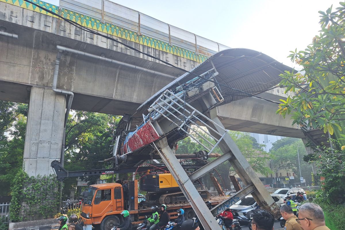 Truk Crane Tersangkut di JPO Jalan Kapten Tendean, Lalu Lintas Jakarta Selatan Tersendat Parah