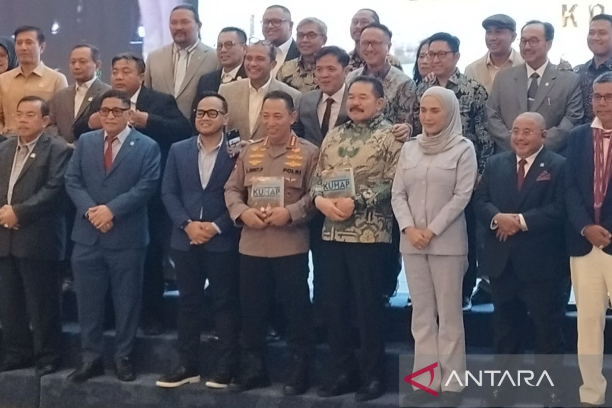 Kapolri dan Jaksa Agung duduk bersama hadiri peluncuran buku di DPR