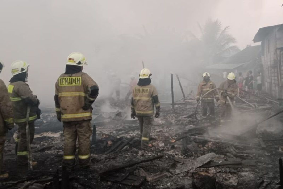 Kebakaran Lapak Rongsokan di Cengkareng: 50 Petugas Gulkarmat Gagal Ungkap Penyebab Asli Sampah Membara