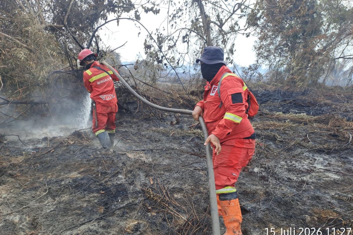 Manggala Agni berjibaku padamkan karhutla 10 ha di Rokan Hilir Riau