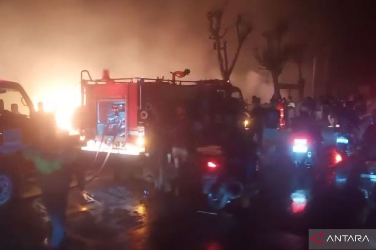 Delapan armada dikerahkan atasi kebakaran lapak palet di Bekasi