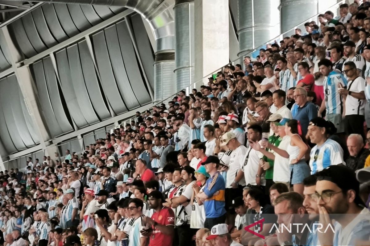 Suporter timnas Inggris dan Argentina saling sahut lagu kebangsaan