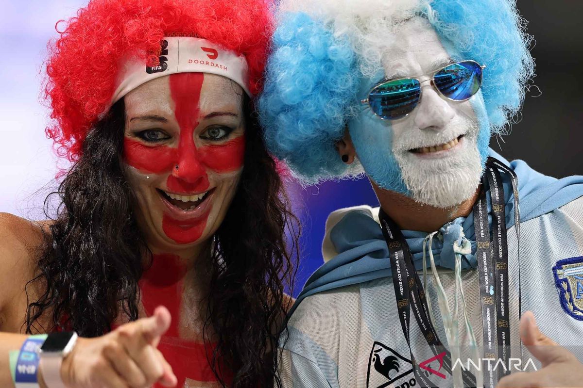 Begini aksi unik suporter saat laga semifinal Inggris lawan Argentina