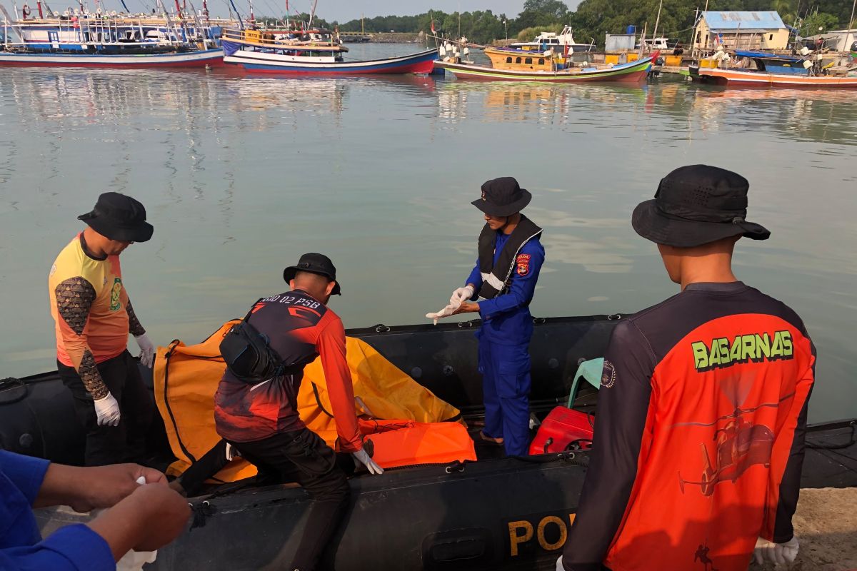 Tim SAR evakuasi nelayan tenggelam saat cari ikan di perairan Ketapang, Lampung Selatan