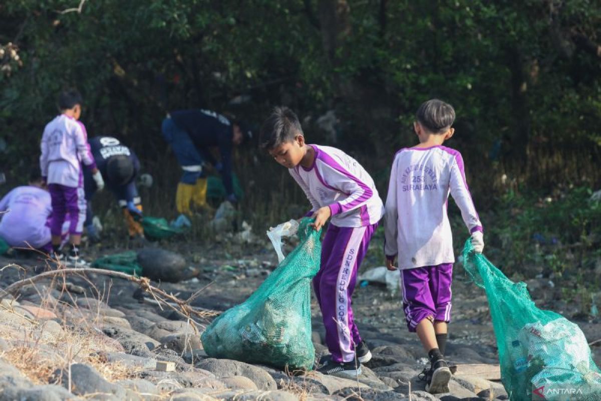 Aksi bersih pantai dari sampah plastik