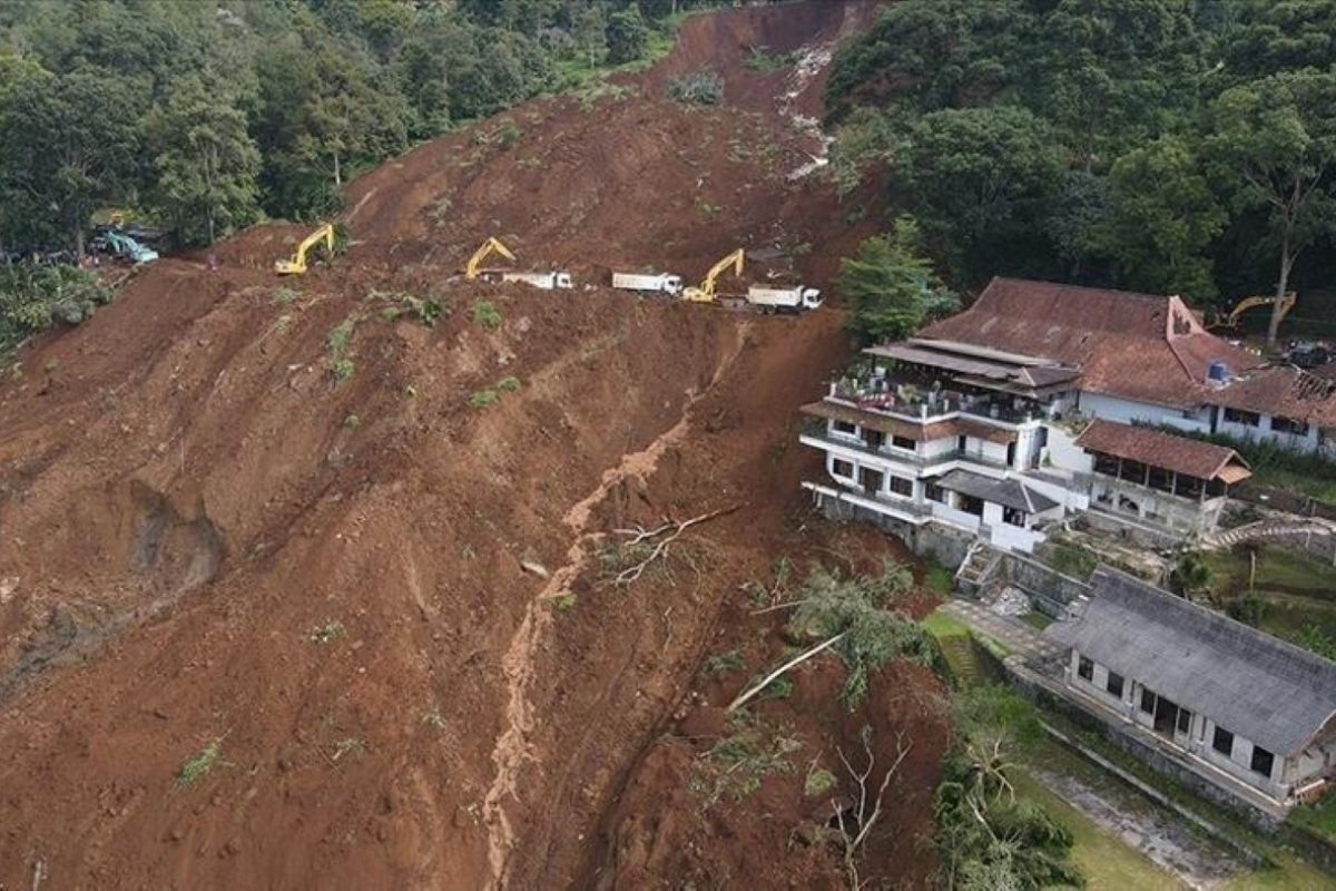 Hujan lebat picu longsor di China barat daya, 8 orang tewas, 34 hilang