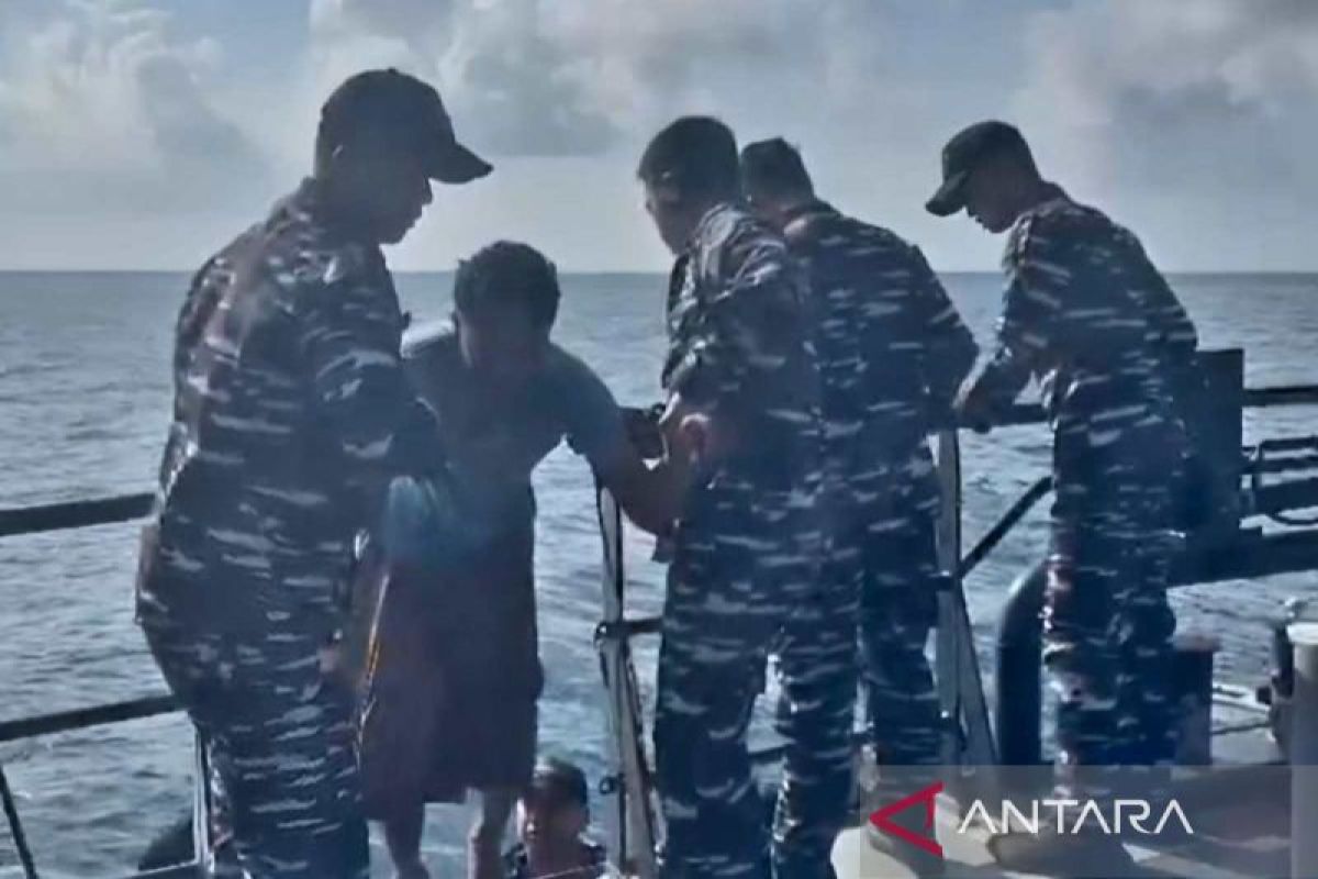 TNI AL evakuasi dua korban selamat KLM Nurul Salsa di Selayar