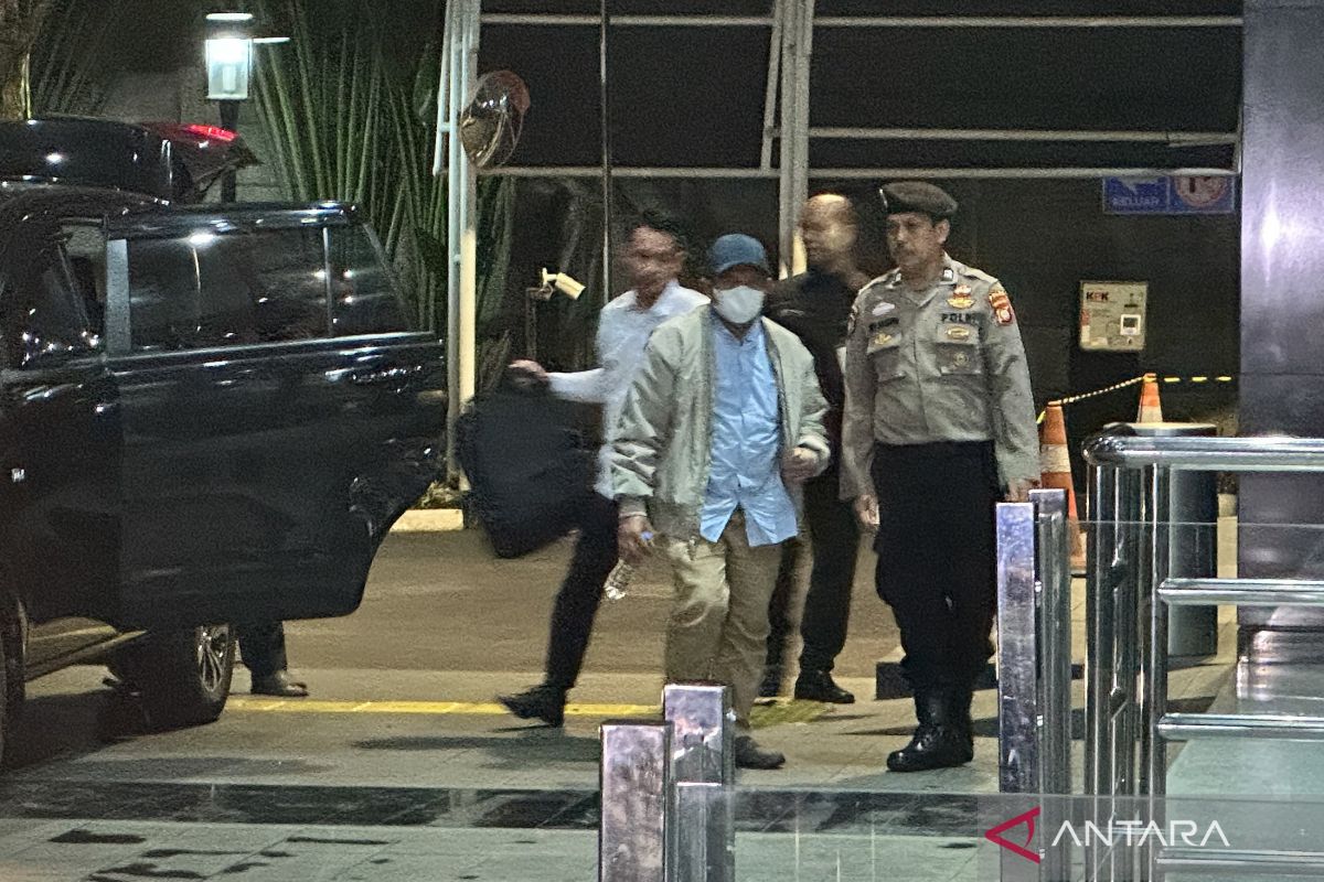 Bupati Lombok Barat Lalu Ahmad Zaini tiba di Gedung KPK usai kena OTT