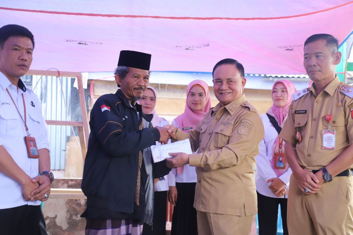 Wabup Lampung Barat serahkan bantuan untuk bangun kembali TPA terbakar