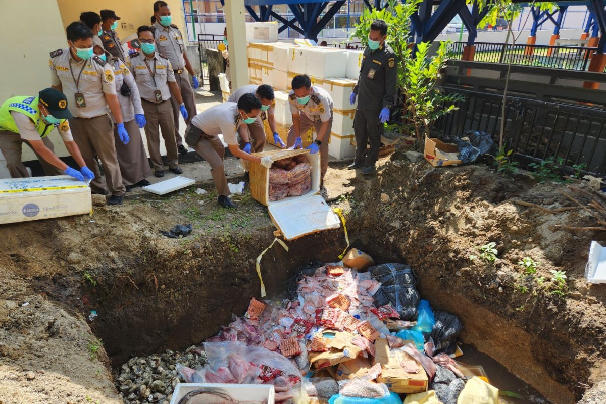 Karantina Provinsi NTB memusnahkan tiga ton produk hewan dan ikan tanpa dokumen