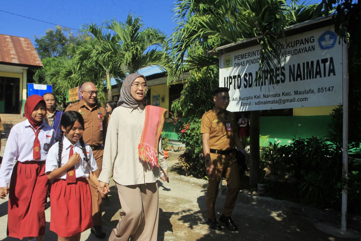 Komdigi mengajak wartawan lihat program revitalisasi pendidikan di NTT