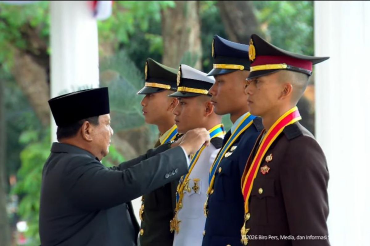 Presiden Prabowo lantik 1.177 perwira remaja TNI dan Polri di Istana Merdeka