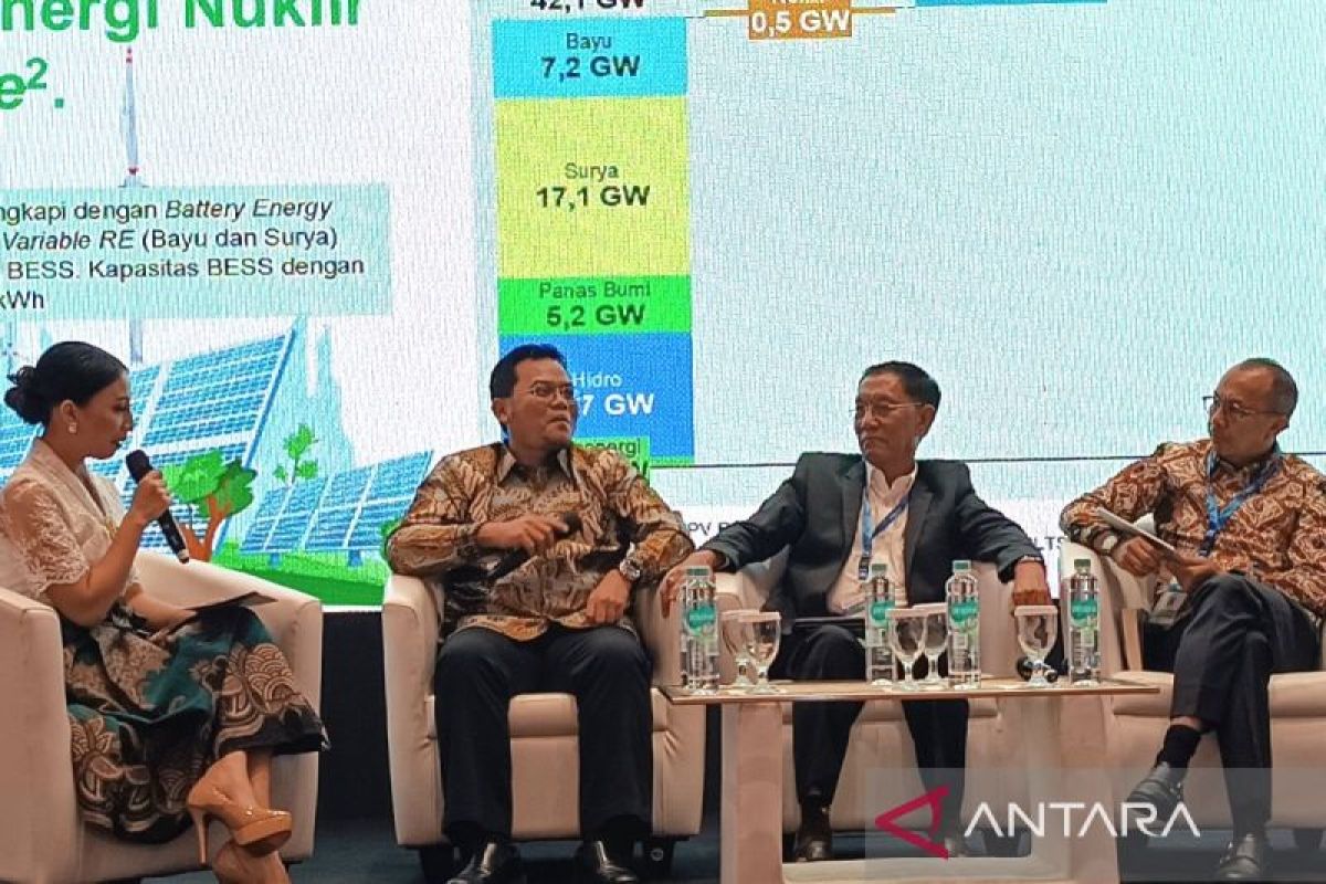 Giáo sư Rinaldy Dalimi của University of Indonesia (UI) nhấn mạnh công nghệ pin là chìa khóa cho tương lai năng lượng tái tạo tại buổi thảo luận "Energy Transition is Not a Choice, But a Necessity" ở Jakarta, thứ Tư (7/22/2026). (Ảnh: Antara News)