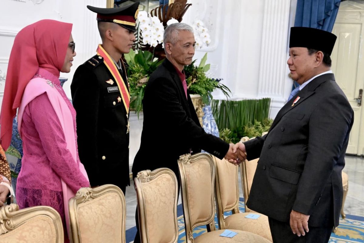 Prabowo jamu perwira muda dan keluarga di Istana