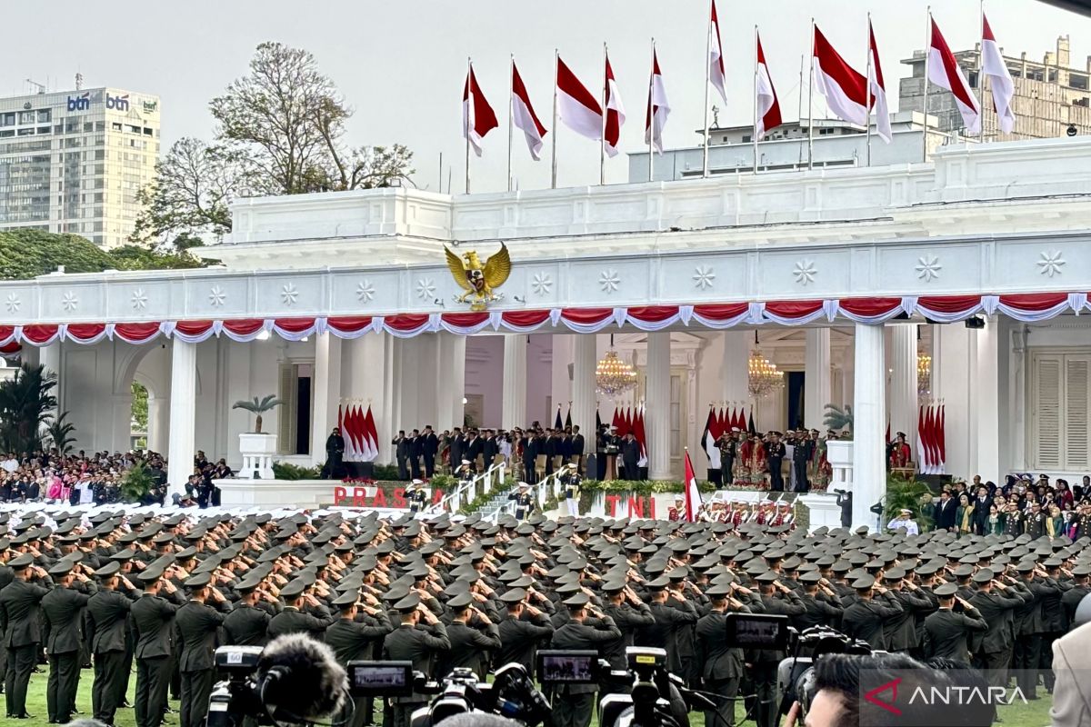 Tổng thống Prabowo Subianto trao quyết định nhập ngũ cho 1.177 sĩ quan quân đội và cảnh sát mới tốt nghiệp tại Cung điện Merdeka ở Jakarta ngày 22/7/2026. (Ảnh: Antara News)