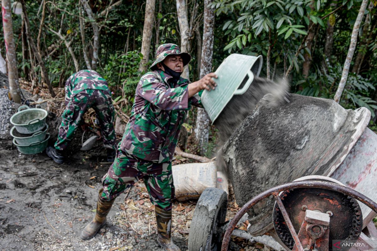 TNI bantu warga bangun jalan desa