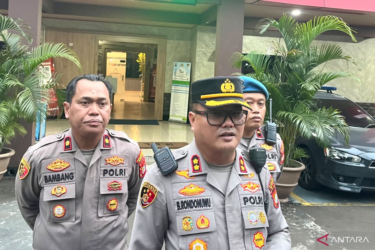 Alphard terobos lampu merah, polisi mediasi pengemudi dan sekuriti