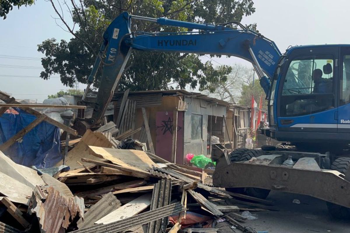 Kembalikan fungsi jalan Cengkareng Drain, Pemkot bongkar 15 bangunan liar