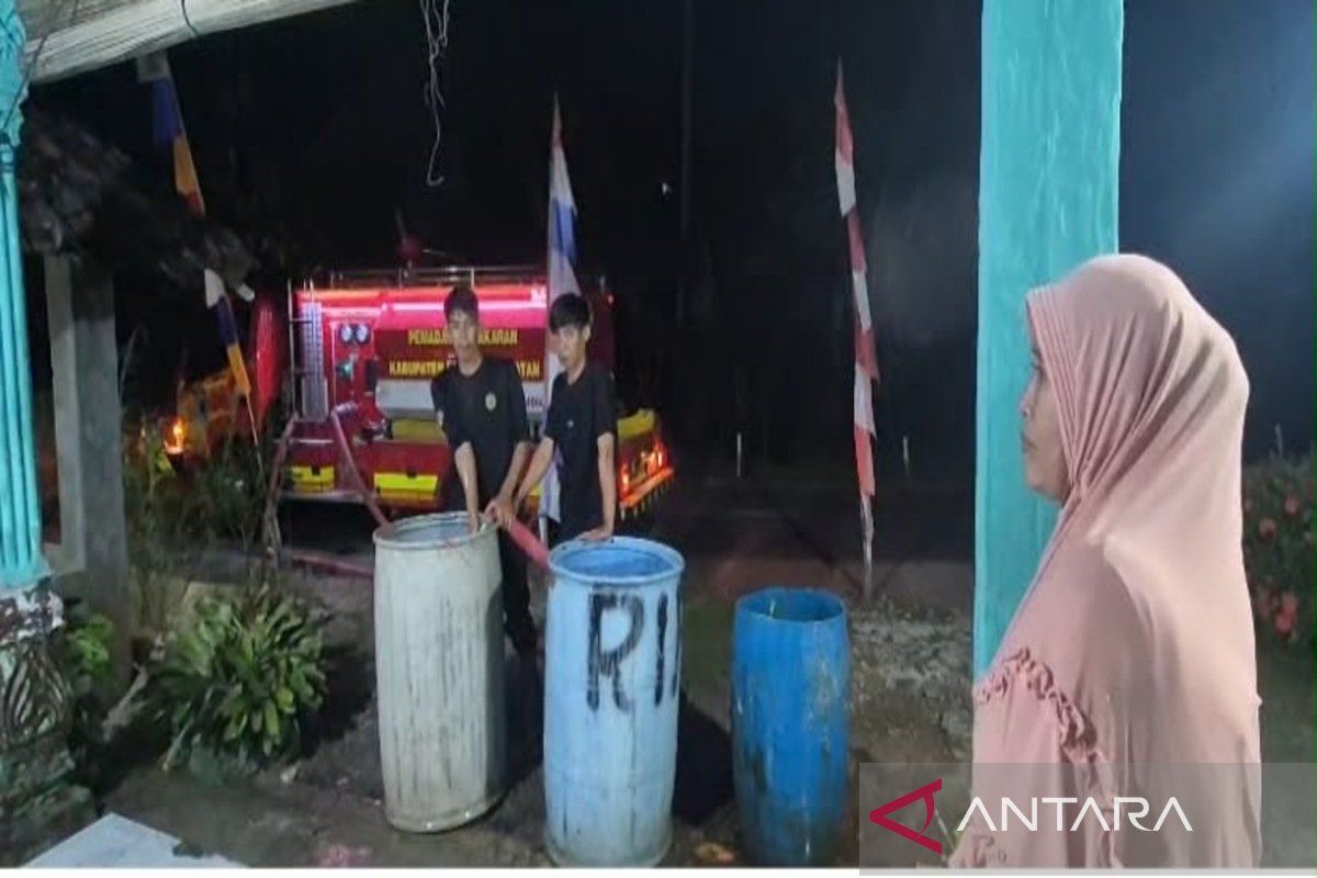 Pemkab Lamsel distribusikan air bersih ke wilayah terdampak kekeringan