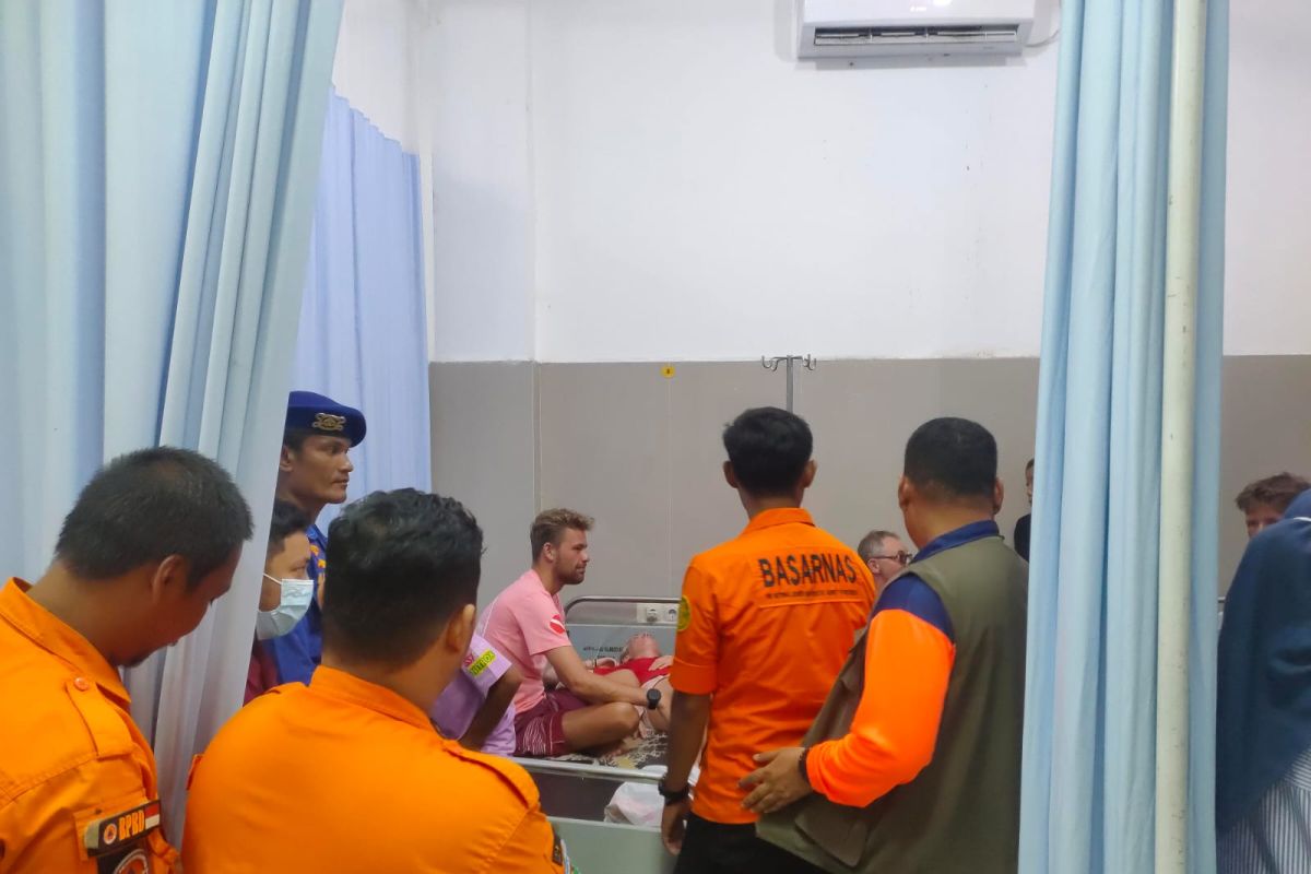 SAR evakuasi 8 korban perahu motor tenggelam ke RS Ampana Sulteng
