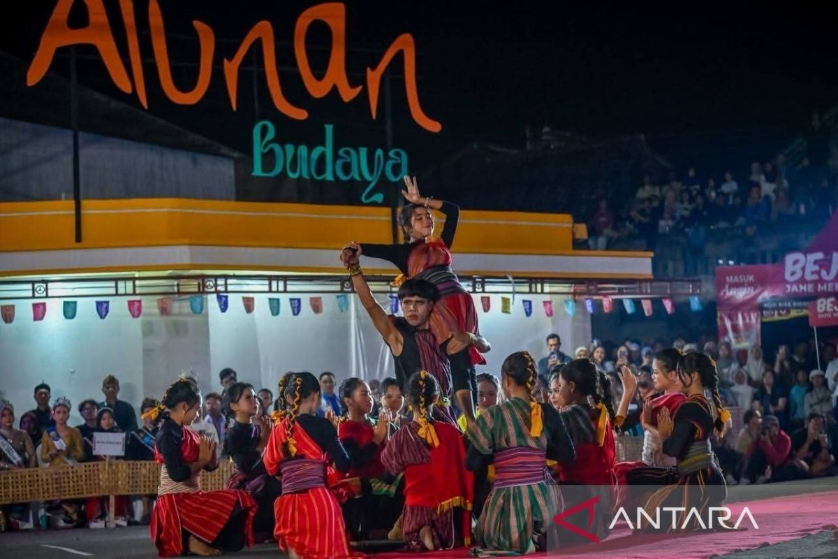 Karnaval tenun Pringgasela jaga warisan budaya