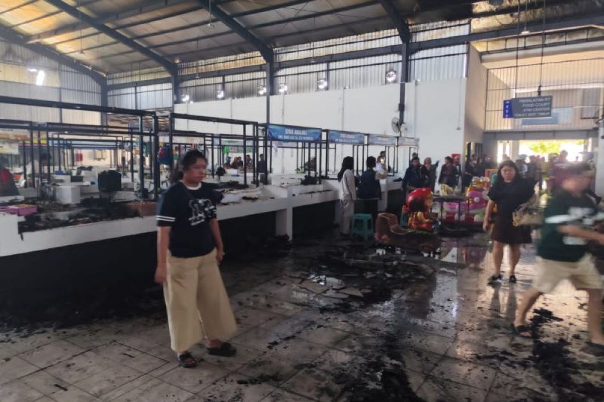 Pasar Modern BSB Semarang terbakar