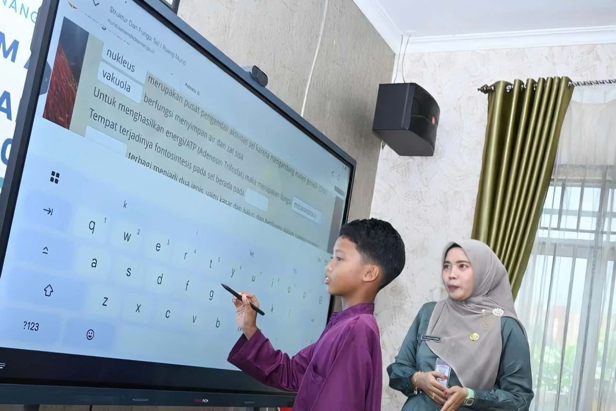 Guru di Tanjungpinang rasakan manfaat program papan interaktif digital