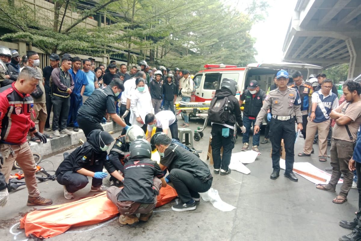 Seorang wanita tewas dalam kecelakaan beruntun belasan kendaraan di Bandung