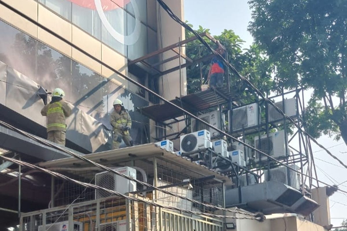 Instalasi AC gedung di Jakbar terbakar