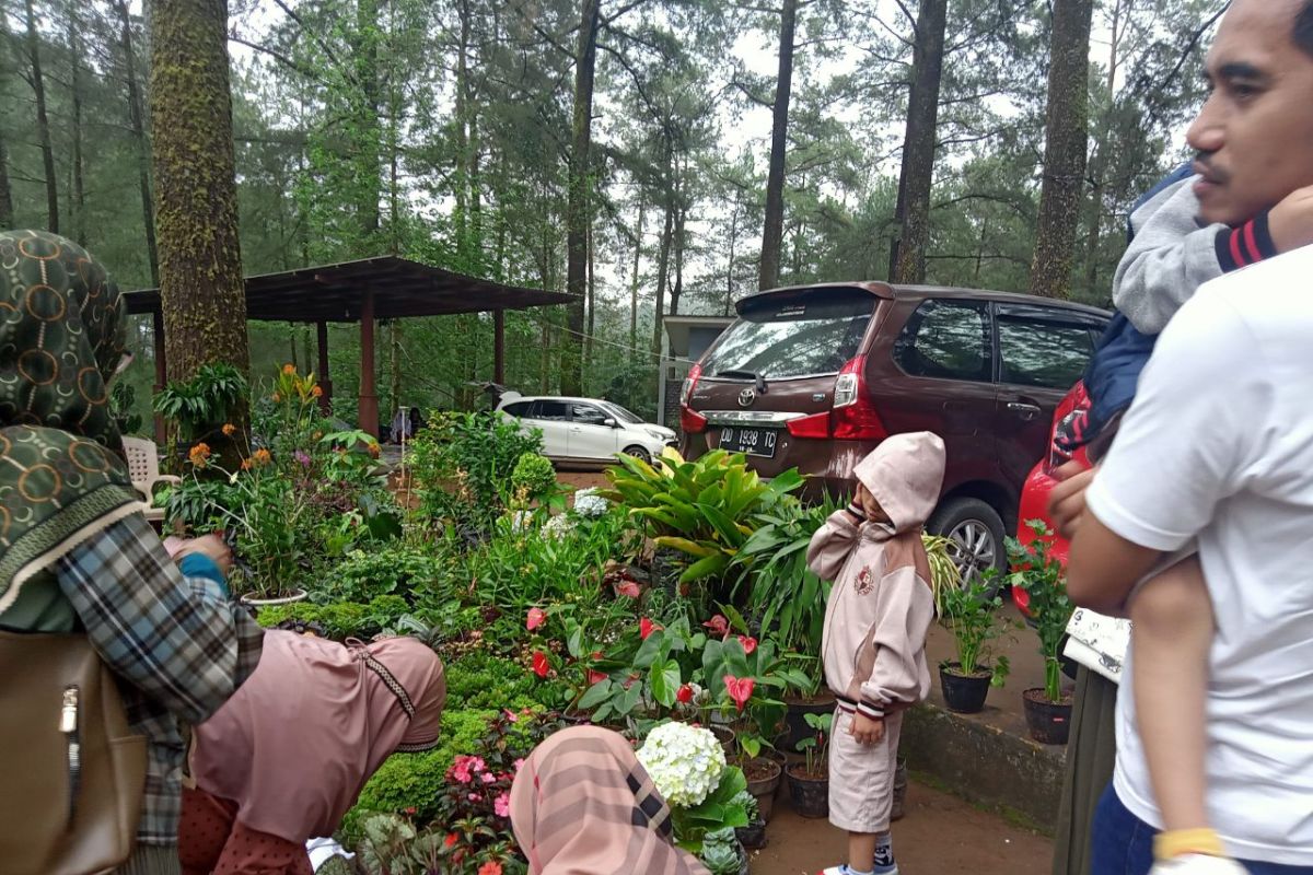 Anak di tengah kepungan asap rokok dan vape