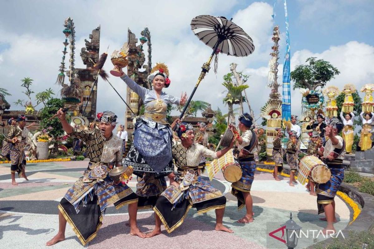 Pergelaran kesenian balaganjur pada hari suci umat Hindu di Bali