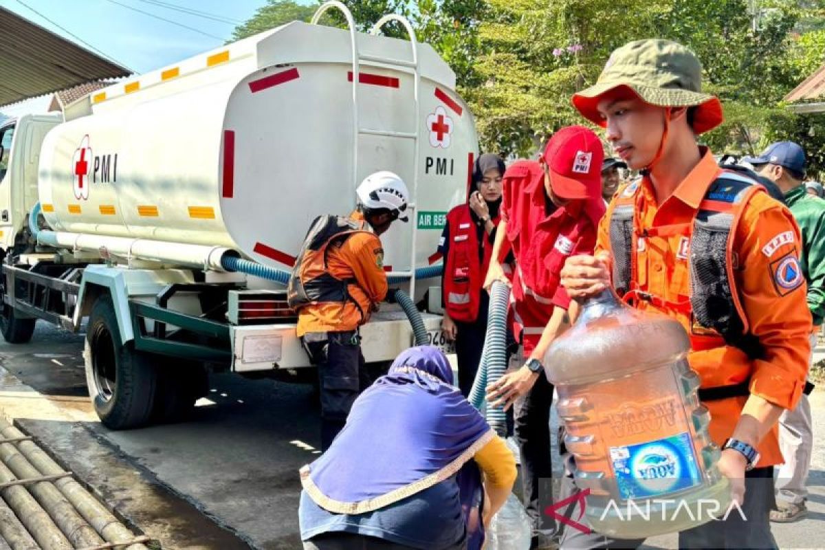 BPBD Bandung salurkan 15.000 liter air bagi warga terdampak kemarau