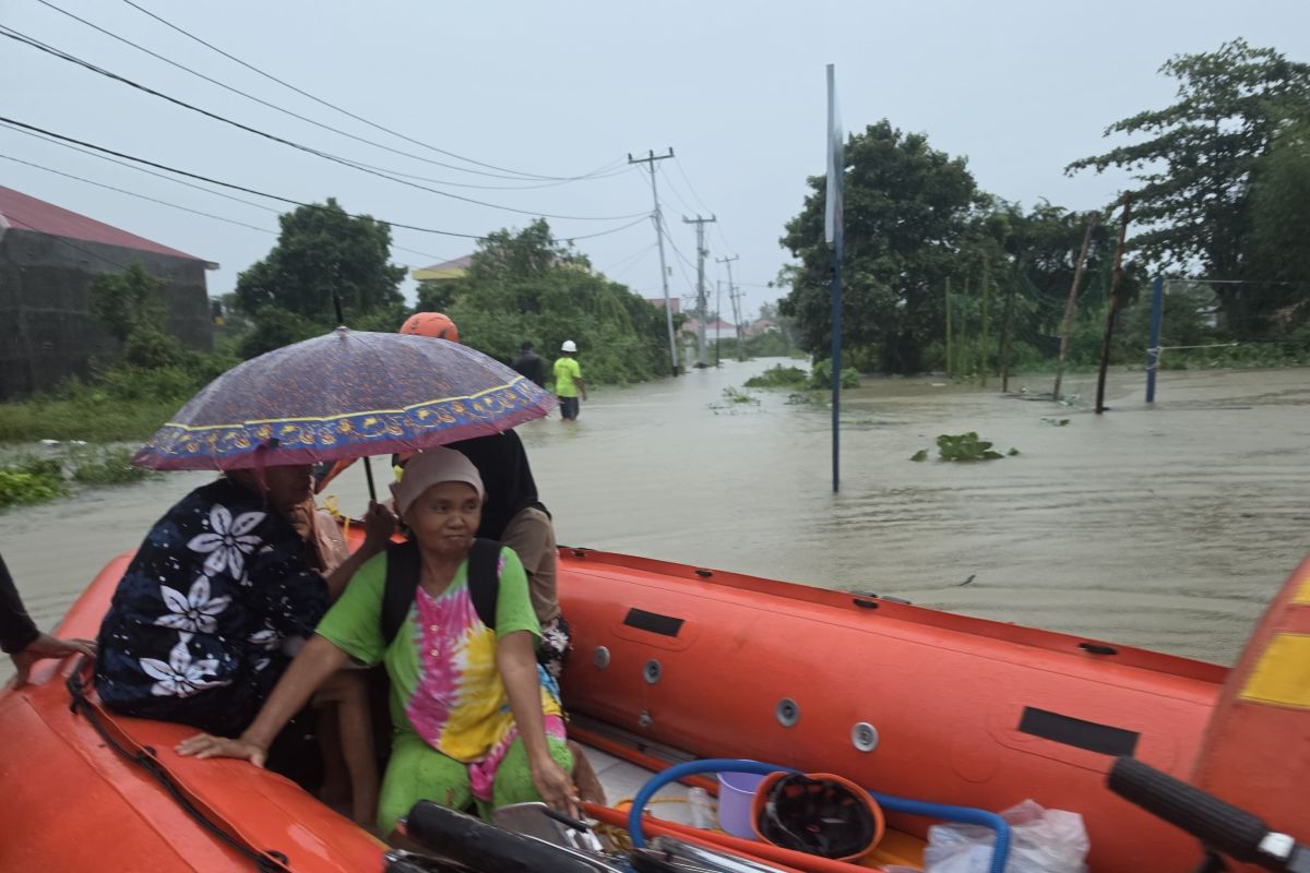 BPBD Padang evakuasi warga dari lokasi banjir