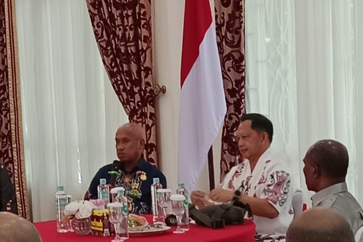Mendagri Tito awali kunjungan ke Biak bertatap muka dengan ASN