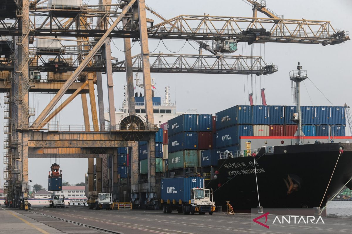 Ekonom nilai industrialisasi berorientasi ekspor perkuat neraca dagang