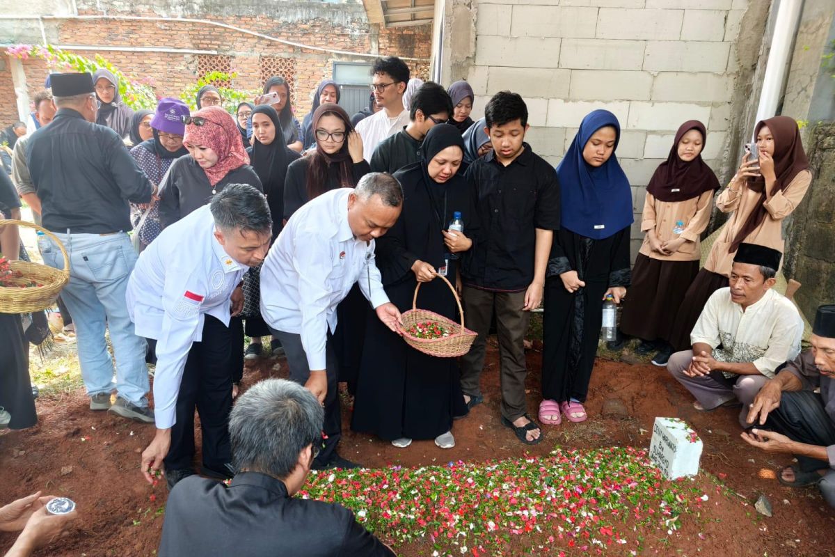 Kanwil Kemenkum Kalteng berduka, Deny Harlianto dimakamkan di kampung halaman
