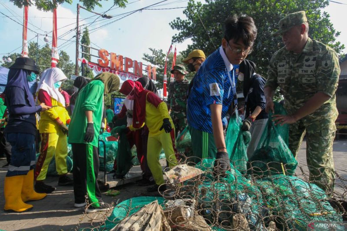 Aksi bersih sungai di kawasan padat penduduk