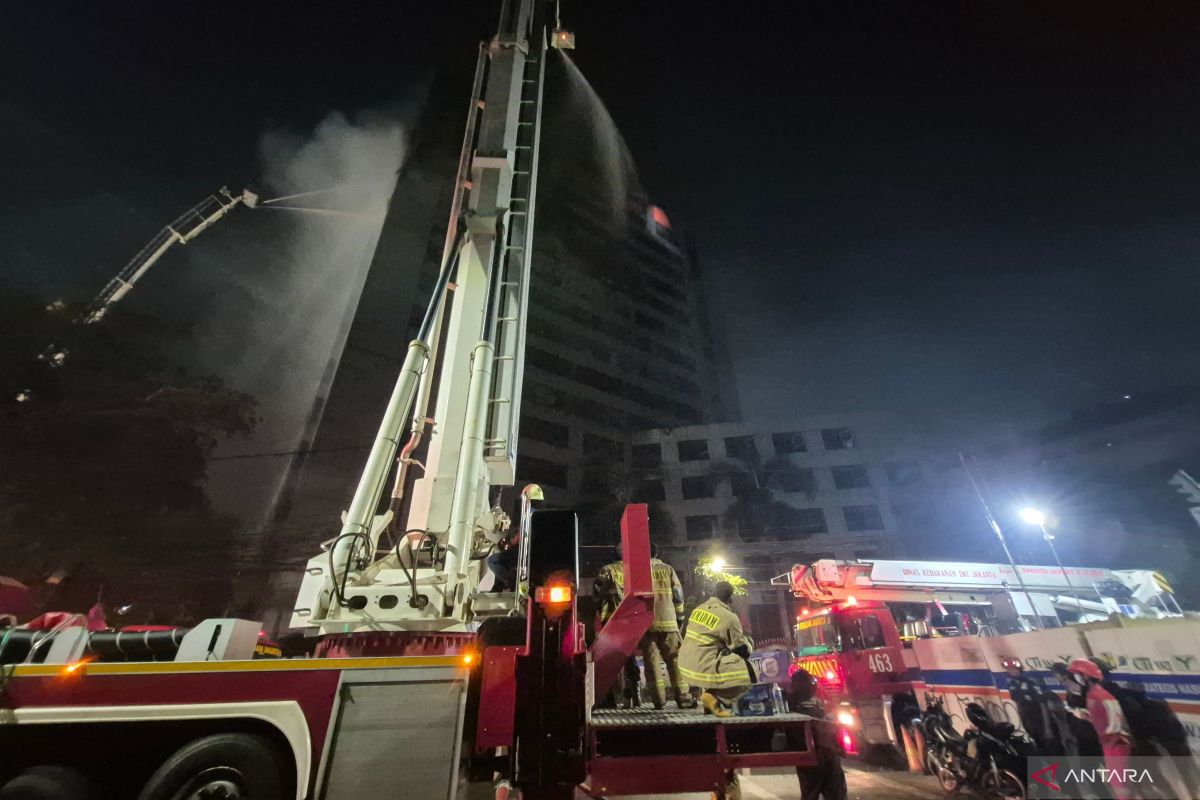 Tiga unit "bronto skylift" dikerahkan untuk padamkan api di Abdul Muis