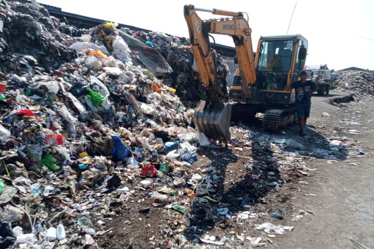 Tumpukan sampah di TPS Sandubaya Kota Mataram tersisa sebanyak 2.000 ton
