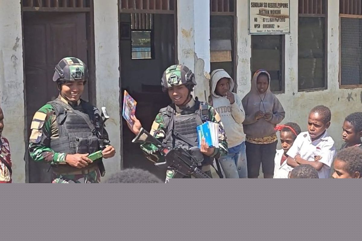 Satgas Yonif 511/DY bagi alat tulis bagi 50 siswa SD Popome