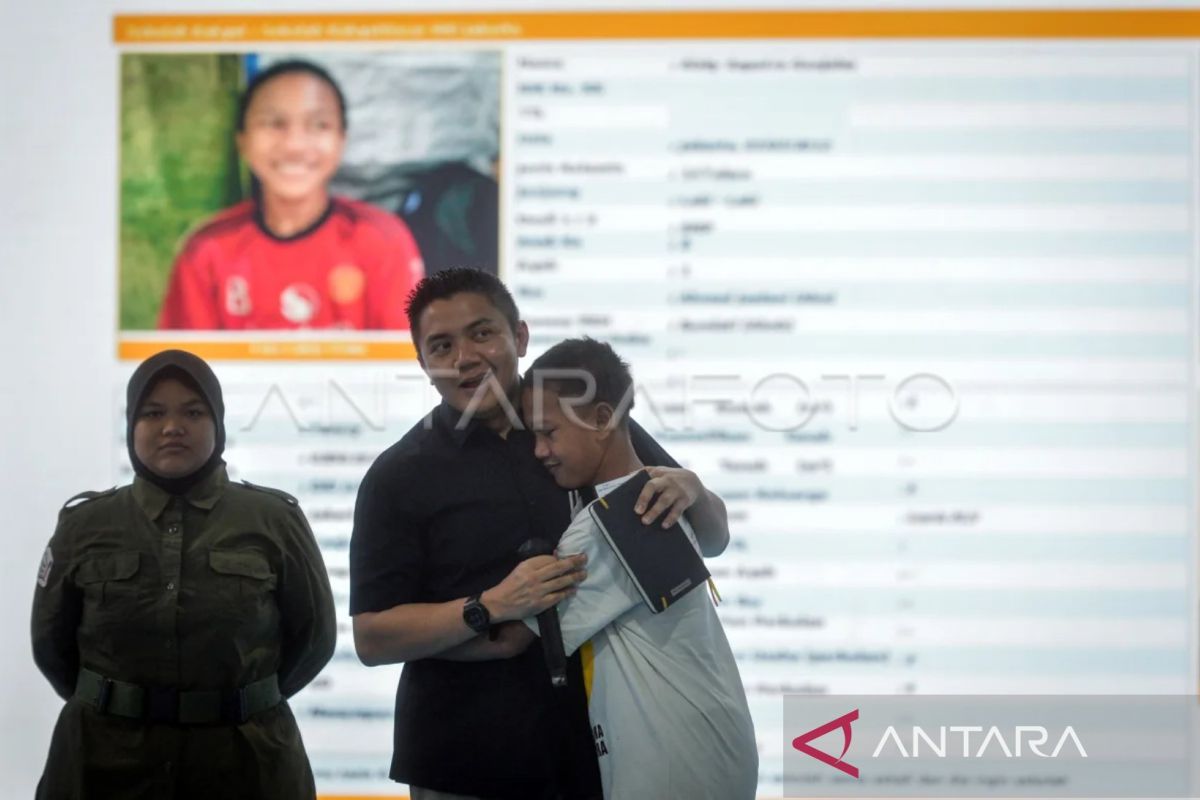 Seskab Teddy disambut Puisi dari Jalanan Menuju Harapan saat tinjau SR