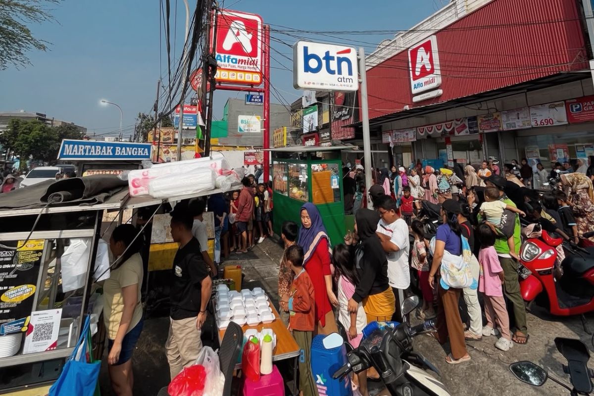Ahmad Sahroni traktir warga Kebon Bawang Jakut dengan produk UMKM